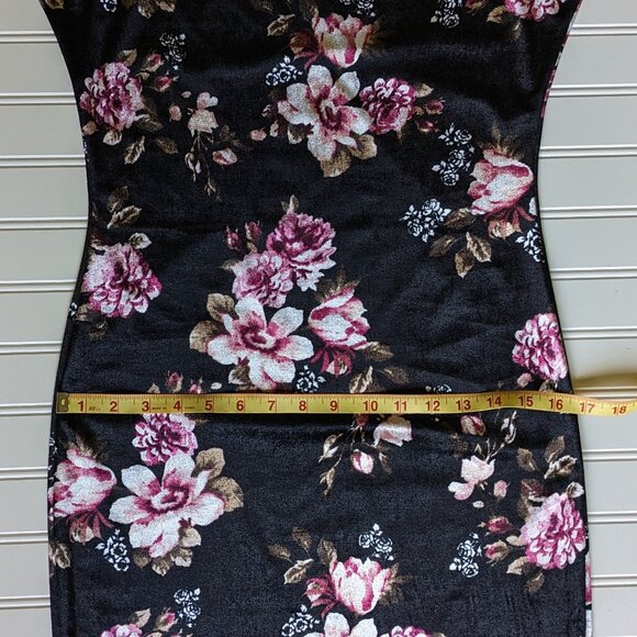 Vintage Seduction Off-the-Shoulder Floral Velvet Dress - Picture 10 of 11